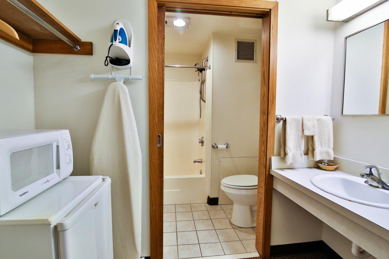 Great American Inn & Suites Devils Lake Bagian luar foto