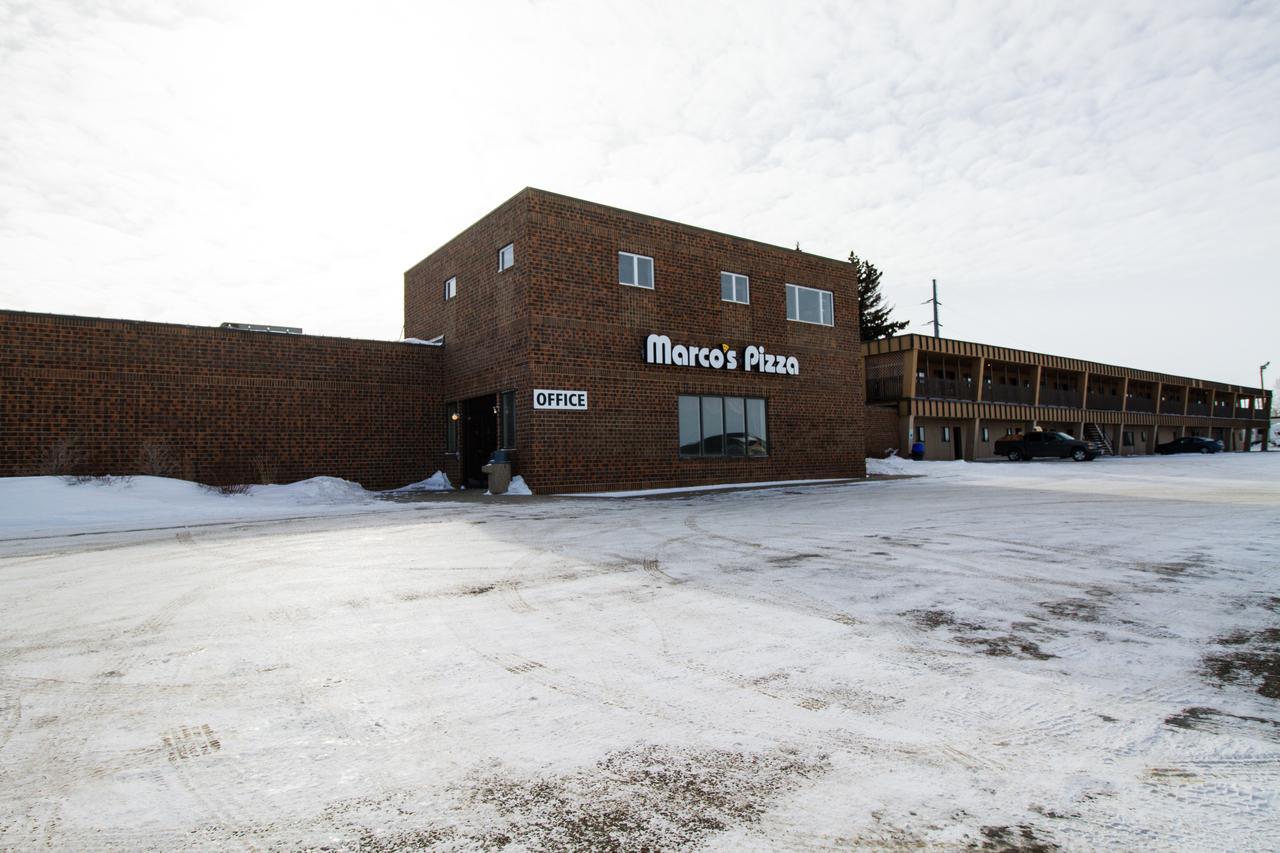 Great American Inn & Suites Devils Lake Bagian luar foto